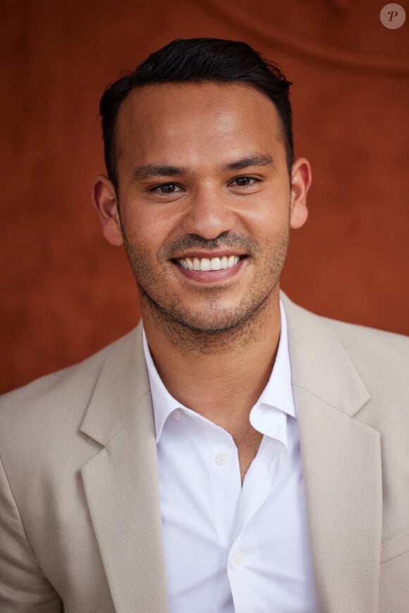 Le journaliste de C à vous a tenu à souligner le décès d'un proche, disparu il y a tout juste 2 ans 
 
Mohamed Bouhafsi au village lors des Internationaux de France de tennis de Roland Garros 2023, à Paris, France, le 9 juin 2023. © Jacovides-Moreau/Bestimage