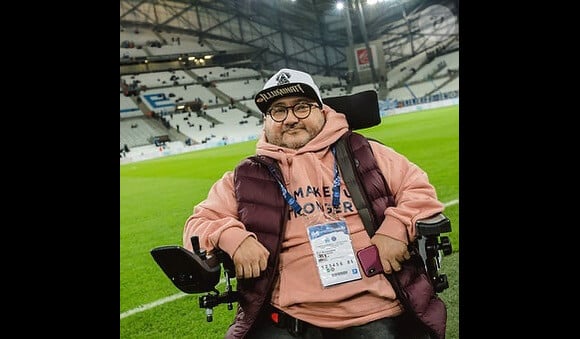 Il s'agit de Philousports, un célèbre twittos, connu pour son humour et sa passion du sport
 
Philousports, personnalité du monde du sport et des réseaux sociaux, est décédé samedi à l'âge de 49 ans après avoir fait une crise cardiaque.