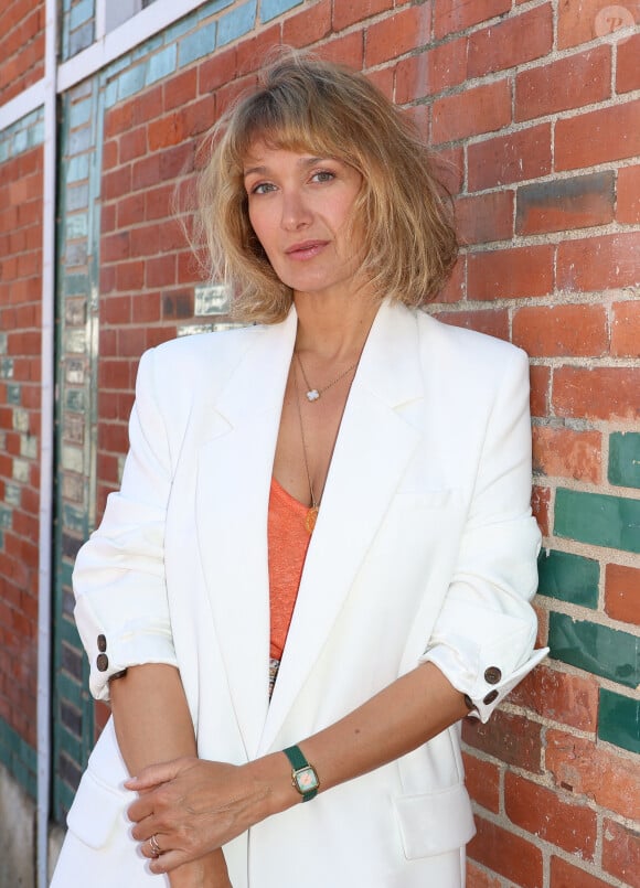 En pleine reconstruction, l'actrice a dévoilé le secret de sa résilience 
Caroline Anglade à la seconde édition du festival du film de Demain au Ciné Lumière à Vierzon, France, le 3 juin 2023. © Coadic Guirec/Bestimage 