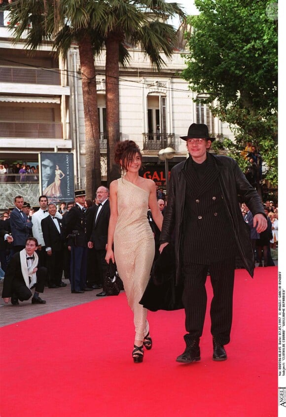 Ils s'étaient rencontrés sur le tournage du film "Marthe" en 1997.
Clotilde Courau et Guillaume Depardieu, montée des marches en ouverture du 50e Festival de Cannes en 1997.