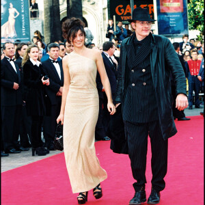 Le coup de foudre fut immédiat et ils entamèrent alors une romance de quelques mois.
Archives - Clotilde Courau et Guillaume Depardieu lors de la montée des marches de l'ouverture du 50e Festival de Cannes en 1997.