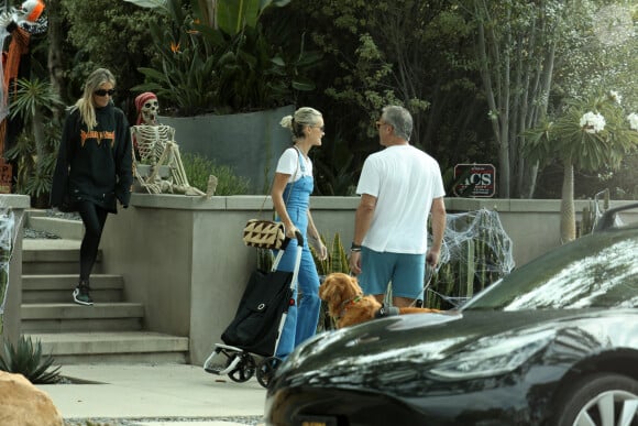 Elle contiuera donc à vivre avec sa mère et son beau-père, dans leur somptueuse villa.
Laeticia Hallyday et son compagnon Jalil Lespert, de nouveau réunis à Los Angeles, vont au marché de Pacific Palisades avec leur chienne Cheyenne et leurs amis Christina et Simon avec leur chien Bono Patapouffe le 16 octobre 2022.