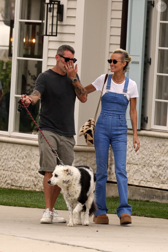 Laeticia Hallyday et son compagnon Jalil Lespert, de nouveau réunis à Los Angeles, vont au marché de Pacific Palisades avec leur chienne Cheyenne le 16 octobre 2022.