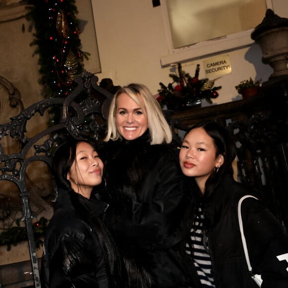 Exclusif - Laeticia Hallyday et son compagnon Jalil Lespert, accompagnés de Jade et Joy sont allés rendre visite au Manneken-Pis qui a été rhabillé en hommage à Johnny Hallyday à Bruxelles le 20 décembre 2022. © Dominique Jacovides / Bestimage