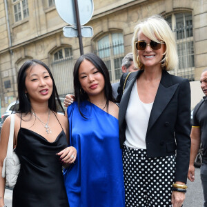 Car Jade est diplômée mais va intégrer une école de mode et de design à Los Angeles, et continuera donc à vivre avec eux sous le même toit.
Laeticia Hallyday avec ses filles Jade et Joy - Mariage de Claude Lelouch à la mairie du 18ème à Paris.3. ©Agence / Bestimage