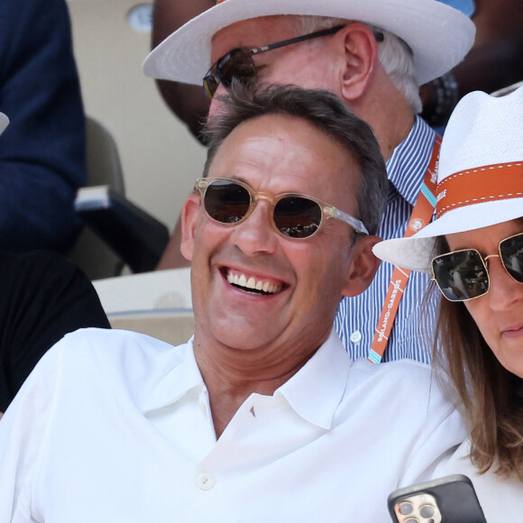 Julien Courbet et sa femme Catherine - Célébrités dans les tribunes des Internationaux de France de tennis de Roland Garros 2023 le 6 juin 2023. © Jacovides-Moreau/Bestimage