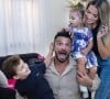 Tandis que leurs enfants se trouvaient en "éco" avec leur nounou...
Manon Marsault prend la pose sur Instagram avec son mari Julien Tanti et leurs enfants Angelina et Tiago