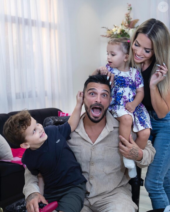 Tandis que leurs enfants se trouvaient en "éco" avec leur nounou...
Manon Marsault prend la pose sur Instagram avec son mari Julien Tanti et leurs enfants Angelina et Tiago