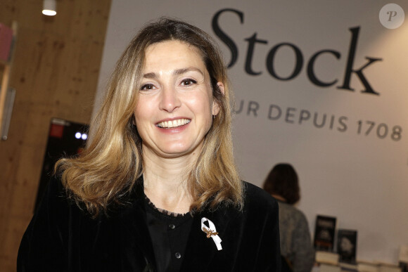 L'actrice confie qu'à cette même époque elle était chanteuse lyrique.
Julie Gayet - Festival du Livre de Paris 2023 au Grand Palais Éphémère à Paris le 22 avril 2023. © Cedric Perrin / Bestimage