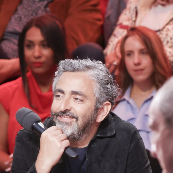 Eric Toledano, lui, jouait visiblement de son côté de la guitare.
Exclusif - Eric Toledano - Premier plateau de l'émission "C à vous" lors du 76ème Festival International du Film de Cannes le 17 mai 2023. © Jack Tribeca / Bestimage