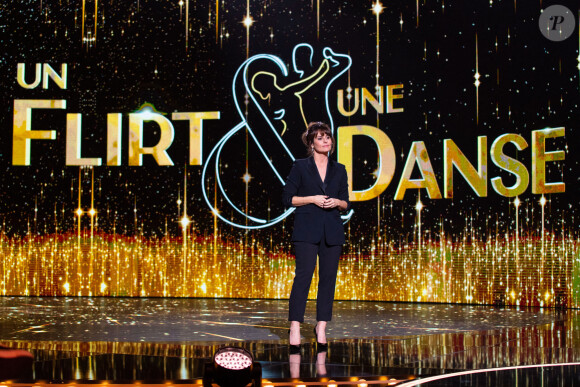 Faustine Bollaert - Enregistrement de l'émission "Un flirt une danse", présentée par F.Bollaert, diffusée le 15 février sur France 2 à 21h10. Le 17 novembre 2021 © Tiziano Da Silva-Pierre Perusseau / Bestimage Souvenez-vous de cette époque où l'insouciance et l'envie de partage, de rire, de rencontres se passaient sur une piste de danse. La danse était alors un moyen de se rencontrer, de se comprendre, de s'aimer et de s'évader avec l'autre le temps d'un soir et même parfois pour une vie ! Et puis les générations ont changé et la recherche de l'amour est devenue virtuelle presque impersonnelle. Mais de plus en plus, dans la période que nous traversons, les français expriment le besoin de plus de proximité, d'échanges et de contacts humains authentiques et chaleureux. Et si nous faisions revivre la magie de cette piste de danse ? Pour l'occasion, nous avons décidé de réunir des hommes et des femmes sur cette fameuse piste de danse afin de leur faire revivre ces moments de rire, de joie... et pourquoi pas de rencontre amoureuse. Des célibataires âgés de 23 à 80 ans ont accepté de vivre une expérience unique ! Rencontrer un homme ou une femme, sans s'être jamais vu, sans échanger un mot, uniquement en partageant une danse... Vont-ils trouver l'amour ? Tous ont répété pendant des heures, avec des danseurs professionnels, pour être prêts pour le grand soir. Submergés par le stress mais remplis d'espoir, ils vont découvrir l'émotion d'une première danse, d'une première rencontre, sous le regard bienveillant de F.Bollaert. Face à eux, trois personnalités privilégiées seront les témoins de l'instant magique : Sheila, E.Frégé et A.Galiana. Pour les célibataires, une seule chose compte réellement : que ce moment déclenche un désir réciproque. Alors la magie va-t-elle opérer ? Est-ce que cette première danse déclenchera une envie réciproque de se revoir ? À l'issue de leur danse, il leur faudra décider si cette rencontre est peut-être le début d'une histoire... d'amour ou simplement l'envie de connaître mieux l'autre. Ils leur faudra faire un choix. Du frisson...De la magie...Des larmes...De l'amour...Et bien sûr de la danse ! Une émission tendre, positive et qui fait du bien ! Bienvenue dans " Un flirt & Une danse " ! A noter que cette soirée événement sera l'un des temps forts de la mobilisation des antennes de France Télévisions autour de la Saint-Valentin: " France Télévisions fête l'amour ". 