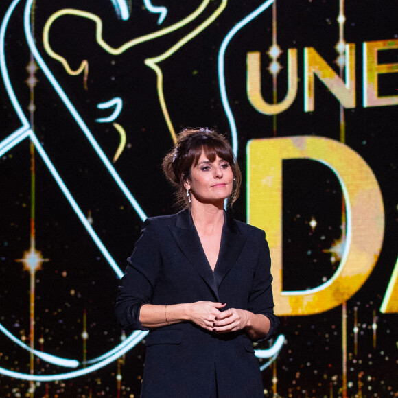 Faustine Bollaert - Enregistrement de l'émission "Un flirt une danse", présentée par F.Bollaert, diffusée le 15 février sur France 2 à 21h10. Le 17 novembre 2021 © Tiziano Da Silva-Pierre Perusseau / Bestimage Souvenez-vous de cette époque où l'insouciance et l'envie de partage, de rire, de rencontres se passaient sur une piste de danse. La danse était alors un moyen de se rencontrer, de se comprendre, de s'aimer et de s'évader avec l'autre le temps d'un soir et même parfois pour une vie ! Et puis les générations ont changé et la recherche de l'amour est devenue virtuelle presque impersonnelle. Mais de plus en plus, dans la période que nous traversons, les français expriment le besoin de plus de proximité, d'échanges et de contacts humains authentiques et chaleureux. Et si nous faisions revivre la magie de cette piste de danse ? Pour l'occasion, nous avons décidé de réunir des hommes et des femmes sur cette fameuse piste de danse afin de leur faire revivre ces moments de rire, de joie... et pourquoi pas de rencontre amoureuse. Des célibataires âgés de 23 à 80 ans ont accepté de vivre une expérience unique ! Rencontrer un homme ou une femme, sans s'être jamais vu, sans échanger un mot, uniquement en partageant une danse... Vont-ils trouver l'amour ? Tous ont répété pendant des heures, avec des danseurs professionnels, pour être prêts pour le grand soir. Submergés par le stress mais remplis d'espoir, ils vont découvrir l'émotion d'une première danse, d'une première rencontre, sous le regard bienveillant de F.Bollaert. Face à eux, trois personnalités privilégiées seront les témoins de l'instant magique : Sheila, E.Frégé et A.Galiana. Pour les célibataires, une seule chose compte réellement : que ce moment déclenche un désir réciproque. Alors la magie va-t-elle opérer ? Est-ce que cette première danse déclenchera une envie réciproque de se revoir ? À l'issue de leur danse, il leur faudra décider si cette rencontre est peut-être le début d'une histoire... d'amour ou simplement l'envie de connaître mieux l'autre. Ils leur faudra faire un choix. Du frisson...De la magie...Des larmes...De l'amour...Et bien sûr de la danse ! Une émission tendre, positive et qui fait du bien ! Bienvenue dans " Un flirt & Une danse " ! A noter que cette soirée événement sera l'un des temps forts de la mobilisation des antennes de France Télévisions autour de la Saint-Valentin: " France Télévisions fête l'amour ". 