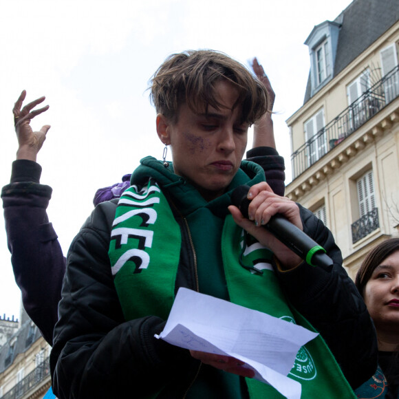 Adèle Haenel s'est métamorphosée depuis qu'elle a arrêté le cinéma
Adèle Haenel lors de la manifestation contre les violences sexistes et sexuelles, organisée par le collectif NousToutes, à Paris. © Céline Bonnarde / Bestimage 