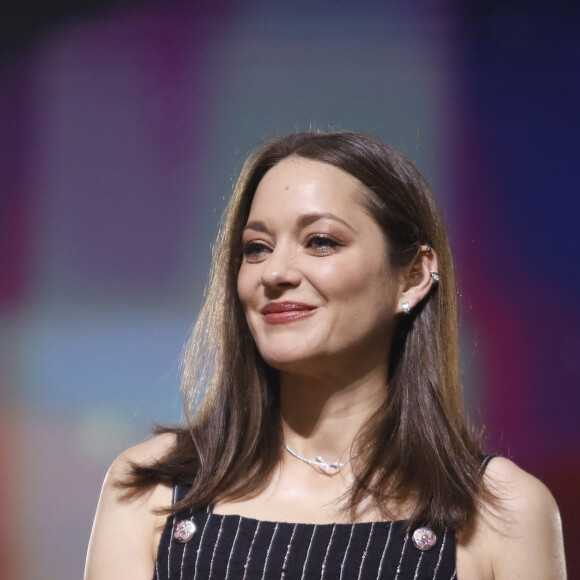 Marion Cotillard - J.Gray reçoit des mains de M.Cotillard l'étoile d'or à l'occasion de l'hommage qui lui est rendu lors du 19ème Festival International du Film de Marrakech le 12 novembre 2022. Soirée en hommage au réalisateur américain J.Gray. © Denis Guignebourg / Bestimage 