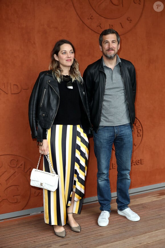 Mais beaucoup ont rappelé qu'elle n'était pas exemplaire, puisqu'elle multiplie les actions polluantes.
Guillaume Canet et sa compagne Marion Cotillard - People au village pour la finale hommes lors des internationaux de France de tennis de Roland Garros 2019 à Paris le 9 juin 2019. © Jacovides - Moreau / Bestimage 