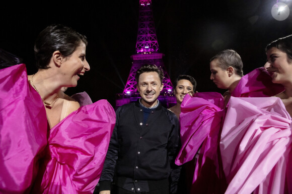 Martin Solveig - Défilé "Octobre Rose" de l'association Ruban Rose dans le 28ème campagne du mois de sensibilisation au cancer du sein, lors de la Fashion Week printemps/été 2022 de Paris, France, le 1er octobre 2021. © Jack Tribeca/Bestimage