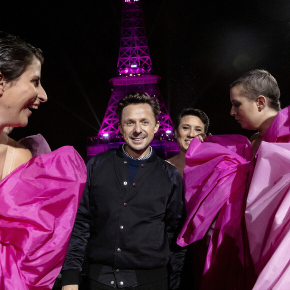 Martin Solveig - Défilé "Octobre Rose" de l'association Ruban Rose dans le 28ème campagne du mois de sensibilisation au cancer du sein, lors de la Fashion Week printemps/été 2022 de Paris, France, le 1er octobre 2021. © Jack Tribeca/Bestimage