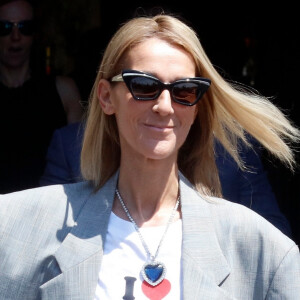 Trop malade pour retourner sur scène, Céline Dion se retrouve au coeur de l'actualité.
Celine Dion à la sortie de l'hôtel de Crillon à Paris pendant la fashion week Haute-Couture automne-hiver.