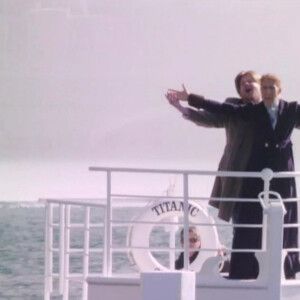 Céline Dion était l'invitée exceptionnelle de James Corden dans l'émission "Carpool Karaoke". La chanteuse québécoise a rejoué la scène mythique du film "Titanic", pour lequel elle a interprété la bande-originale. 