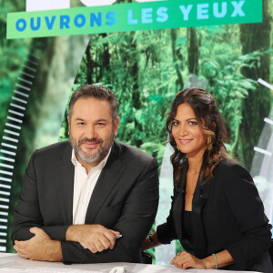 Visage récurrent de BFMTV depuis déjà de nombreuses années, celle qui va quitter la chaîne d'information dirigée par Marc-Olivier Fogiel en fin de saison, pour récupérer la présentation de l'émission C l'hebdo sur France 5 est une amoureuse des animaux.
Bruce Toussaint et Aurelie Casse en novembre 2022