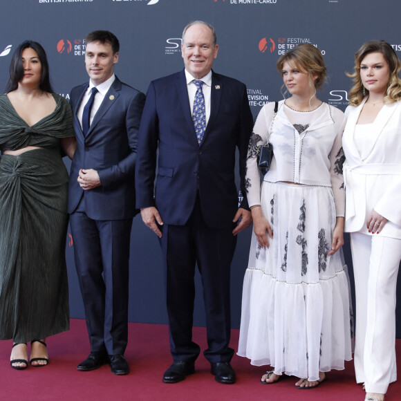 Louis Ducruet, sa femme Marie, le prince Albert II de Monaco, Julia de Nunez et Camille Gottlieb sur le tapis rouge du photocall de la cérémonie d'ouverture du 62ème Festival de Télévision de Monte-Carlo, à Monaco, le 16 juin 2023. © Denis Guignebourg/BestImage 