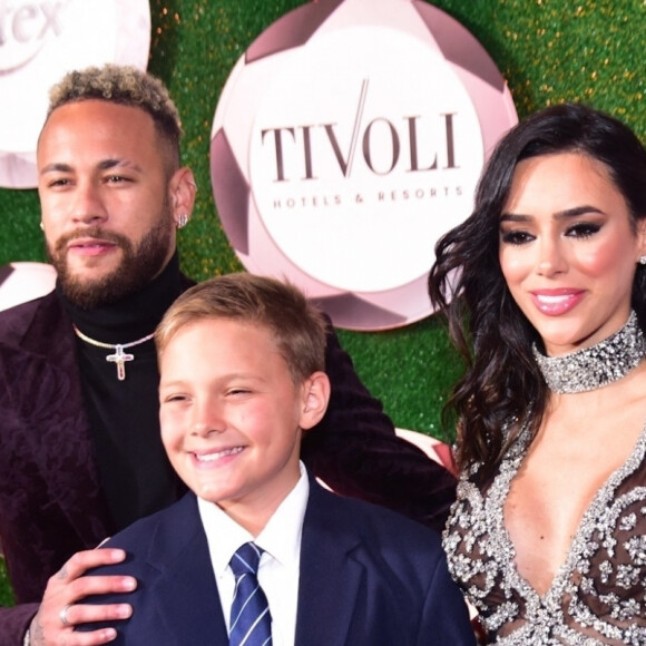 Depuis, on a appris qu'il s'agirait d'une petite fille
 
Neymar, Bruna Biancardi et Davi Lucca - Photocall de la soirée caritative au bénéfice de l'association de Neymar Jr. "l'Instituto Projeto", son institut pour les enfants défavorisés, à Sao Paulo. São Paulo