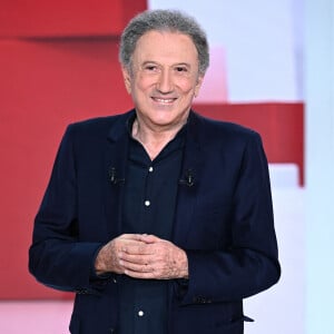 Michel Drucker fera bien son retour à l'antenne à la rentrée prochaine.
Exclusif - Michel Drucker - Enregistrement de l'émission "Vivement Dimanche" au Studio Gabriel, présentée par M.Drucker, et diffusée sur France 3, de 13h30 à 15h, le 28 août © Guillaume Gaffiot / Bestimage