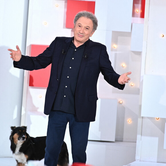 Exclusif - Michel Drucker et sa chienne - Enregistrement de l'émission "Vivement Dimanche" au Studio Gabriel, présentée par M.Drucker, et diffusée sur France 3, de 13h30 à 15h, le 28 août © Guillaume Gaffiot / Bestimage