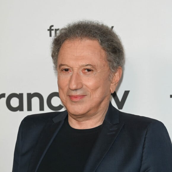 Michel Drucker au photocall pour la conférence de presse de rentrée de France TV à la Grande Halle de la Villette à Paris, France, le 6 juillet 2022. © Coadic Guirec/Bestimage