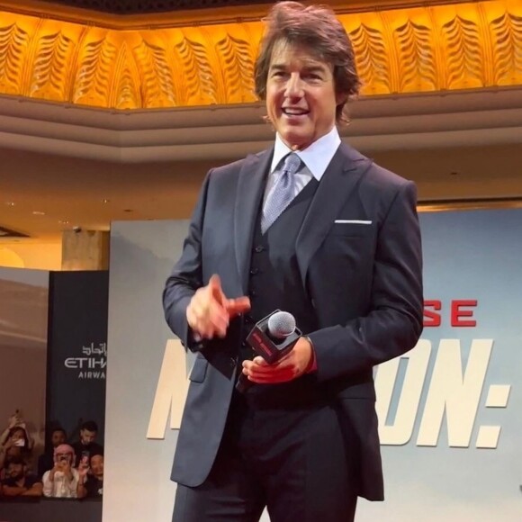 L'occasion pour elle de retrouver Tom Cruise, le héros de la saga
 
Tom Cruise signe des autographes lors de la première de "Mission Impossible 7" à Abou Dabi (Emirats arabes unis), le 26 juin 2023.