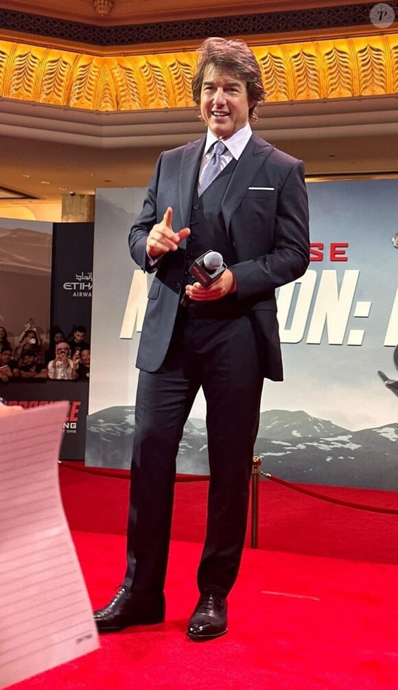 Tom Cruise signe des autographes lors de la première de "Mission Impossible 7" à Abou Dabi (Emirats arabes unis), le 26 juin 2023.