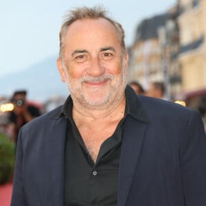 Un endroit situé dans les côtes d'Armor, où il est le propriétaire d'une maison.
Antoine Dulery sur le tapis rouge de la cérémonie de clôture du 37ème festival du film de Cabourg (37ème journées romantiques du 14 au 18 juin 2023), à Cabourg, France, le 17 juin 2023. © Coadic Guirec/Bestimage 