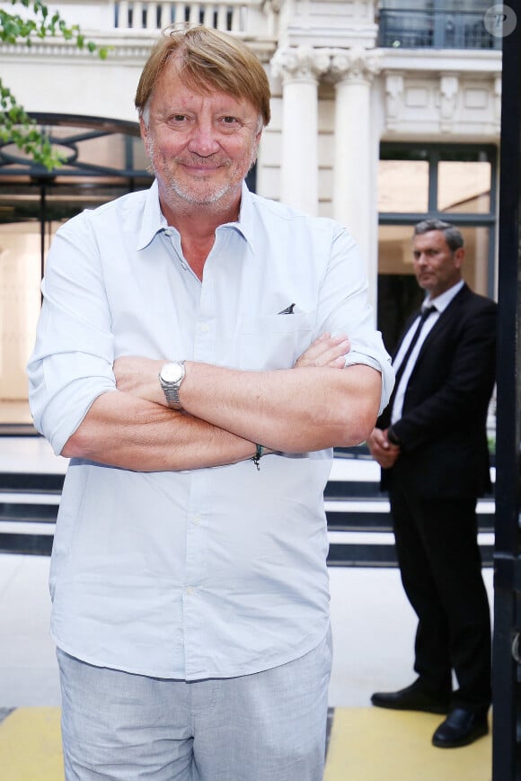 Tout comme le journaliste Lionel Chamoulaud.
Lionel Chamoulaud - Cocktail à l'occasion des 2 ans de la boutique du Joaillier Heurgon à Paris le 27 juin 2023. © Jonathan Rebboah/Panoramic/Bestimage