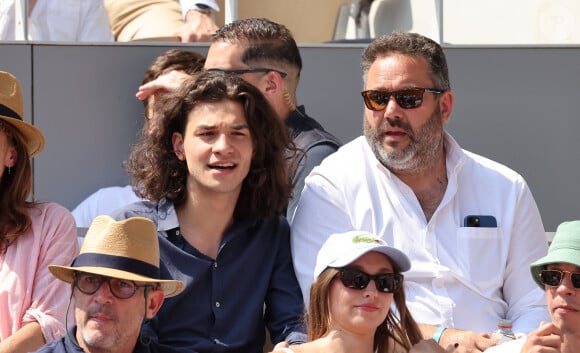 Bruce Toussaint et son fils Noé en tribunes lors des Internationaux de France de tennis de Roland Garros 2023 le 6 juin 2023. © Jacovides-Moreau/Bestimage