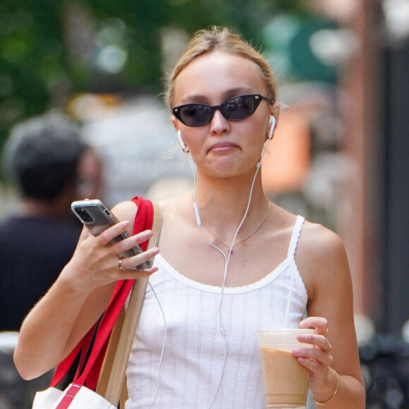 Mais voilà qu'un aliment sucré trouve néanmoins grâce aux yeux des nutritionnistes, qui le recommandent même, bien qu'avec modération. 

Lily-Rose Depp est passée prendre un café glacé à New York le 12 septembre 2022.