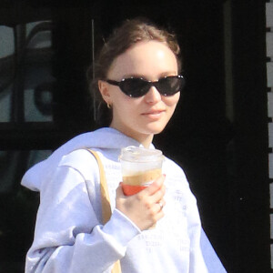 Dans l'esprit de chacun, il est l'heure de se priver de tout aliment sucré, afin de démarrer une nouvelle vie plus saine.
Lily Rose Depp et son compagnon Yassine Stein sont allés prendre un café à emporter dans les rues de Los Angeles. Le 1er avril 2022