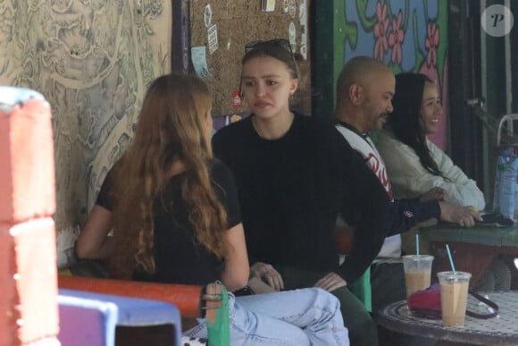 En effet, cet aliment est vanté pour ses nombreux bienfaits, parmi lesquels le principal celui d'améliorer la santé des cheveux et l'humeur. 
Exclusif - Lily-Rose Depp prend un verre avec une amie en terrasse d'un café à West Hollywood le 27 février 2022.