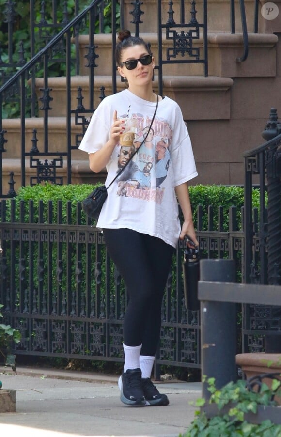 Exclusif - L'actrice Camila Morrone (ex de L. DiCaprio) boit un café glacé après une séance de gym dans West Village à New York, États-Unis le 27 Mai 2023.
