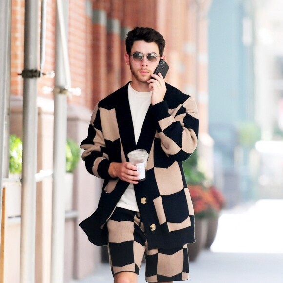 L'heureux élu qui passe entre les mailles du filet des nutritionnistes s'appelle en réalité le cacao pur, et le chocolat noir.
Nick Jonas boit un café dans les rues de New York, le 8 octobre 2021.