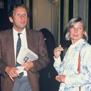 Le couple s'était rencontré en Bretagne en 1962 : elle avait 20 ans, et lui 15.
Archives - Patrick Poivre d'Arvor et Véronique à la première de la pièce "La Femme du boulanger à Paris"