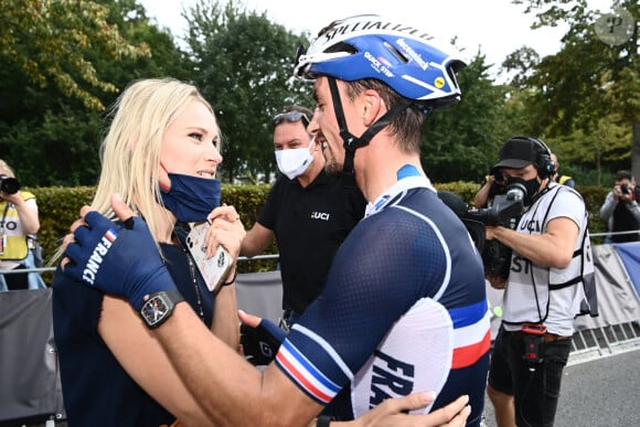 Un moment très difficile à vivre pour celle qui commentait la course pour la télévision
 
Marion Rousse et Julian Alaphilippe - Championnats du Monde UCI - Elite Hommes en Belgique le 26 septembre 2021.