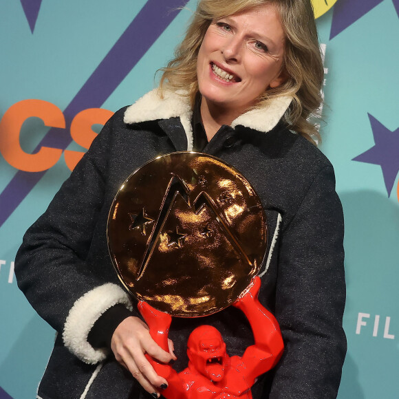 Karin Viard (présidente du jury) avec le prix Isère - Photocall lors de la 26ème édition du festival international du film de comédie de l'Alpe d'Huez le 19 janvier 2023. © Dominique Jacovides / Bestimage 