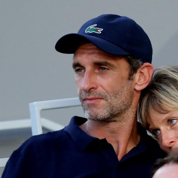 Karin Viard et son compagnon Manuel Herrero dans les tribunes des Internationaux de France de Roland Garros à Paris le 11 juin 2021. © Dominique Jacovides / Bestimage 