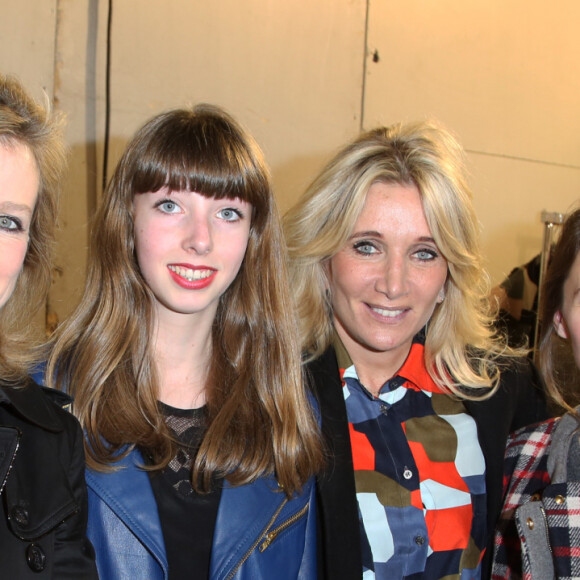 Karin Viard et sa fille Simone Machuel, la styliste Sophie Albou et Anne Marivin en backstage - People au défilé de mode, collection prêt-à-porter automne-hiver 2014/2015 "Paul & Joe" à Paris. Le 4 mars 2014 