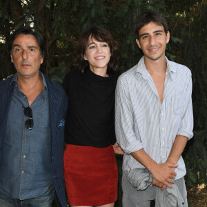 Charlotte Gainsbourg et Yvan Attal ont officiellement un nouveau membre dans leur famille
Yvan Attal, sa compagne Charlotte Gainsbourg et leur fils Ben Attal lors de la 12ème édition du festival du Film Francophone d'Angoulême, France. © Coadic Guirec/Bestimage 