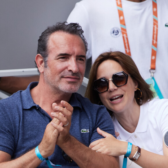 Jean Dujardin et sa femme Nathalie Péchalat - Célébrités en tribunes des Internationaux de France de tennis de Roland Garros 2023 à Paris le 11 juin 2023. © Jacovides-Moreau/Bestimage