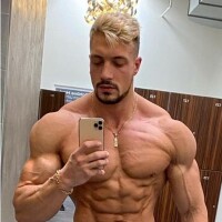 Mort d'un bodybuilder aux millions d'abonnés : "Il était dans mes bras", révèle sa compagne