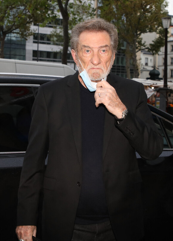 Exclusif - Eddy Mitchell et son fils Eddy Moine sont en promotion pour le livre "Le dictionnaire de ma vie" écrit par le fils sur le père. Ils arrivent à la radio RTL le 7 octobre 2020.