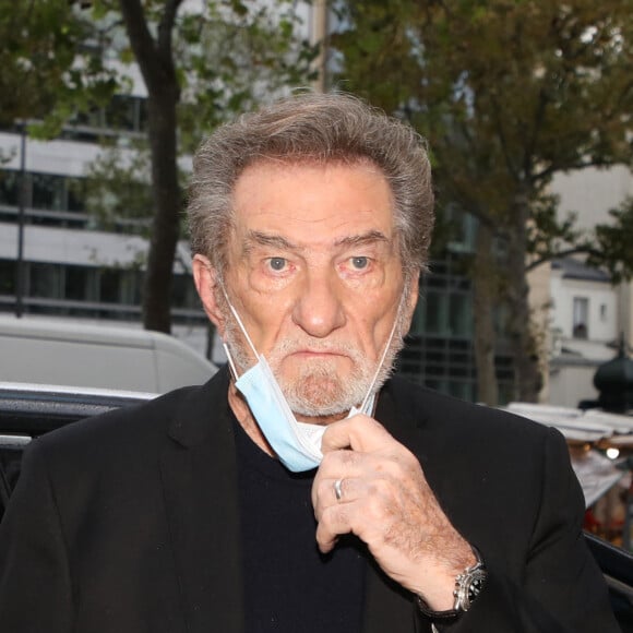 Exclusif - Eddy Mitchell et son fils Eddy Moine sont en promotion pour le livre "Le dictionnaire de ma vie" écrit par le fils sur le père. Ils arrivent à la radio RTL le 7 octobre 2020.