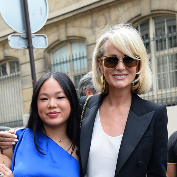 Laeticia Hallyday et ses filles Jade et Joy à leur arrivée au mariage de Claude Lelouch à la mairie du 18ème à Paris. Le 17 juin 2023